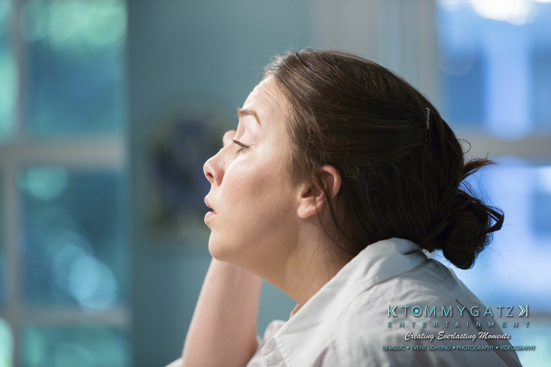 Ann-Marie-Alex-92317-PREP-Low-Res-WM-88 - TOMMY GATZ ENTERTAINMENT A woman in a white shirt applies makeup in a brightly lit room.